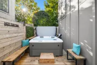 Hot Tub and Outdoor Entertainment Space - Gorgeous Urban Haven