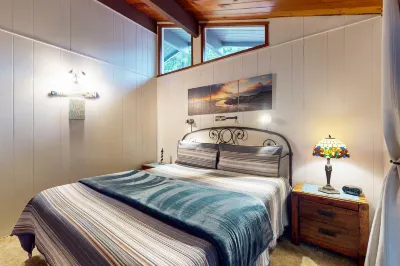 Cozy House with Ocean Views, Private Hot Tub & Beach Access Nearby Hotels near Bowling Ball Beach