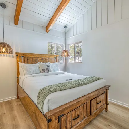 Chic Cabin Retreat with Hot Tub Big Bear