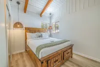 Chic Cabin Retreat with Hot Tub Big Bear
