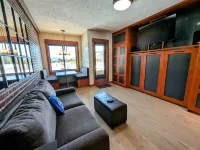 Charming Studio Condo with Stunning Mountain Views - Inviting Retreat