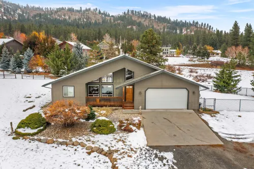 Cairn Cottage Hotels in Chelan County