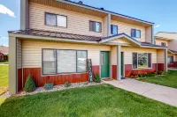 Two-story, dog-friendly townhouse with a washer/dryer & a full kitchen