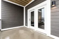 Spacious Retreat with Private Patio and Fast Wifi - Serene Sanctuary