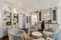 Gorgeous Estate with Game Room and Luxury Services - Exquisite Retreat