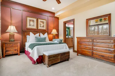 Luxury Mountain Retreat with Hot Tub and Scenic Views - Exquisite Cabin