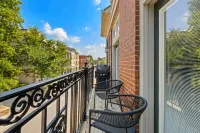 Spacious Condo with Outdoor Seating and BBQ Grill - Charming Retreat Hotel di Fayetteville
