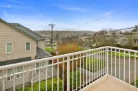 Cozy Home with View Balconies and Private Backyard - Charming Getaway Hotels in Bainbridge