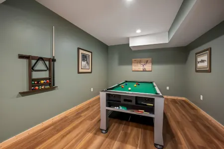 Mountain Views and Hot Tub - Cozy Retreat with Game Room Отели в г. Резерфорд