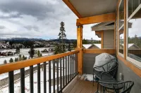 Cozy Deck and Stunning Mountain Views - Charming Family Retreat فنادق في Fraser