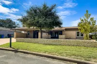 Peaceful mid-century escape with screened porch & lake access Hotels in Hudson Bend