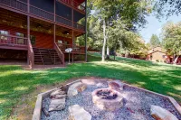 River Escape on the Toccoa River Hotels near Hooves and Feathers Petting Farm, LLC