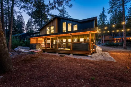 Hot Tub and Scenic Outdoor Living - Stunning Mountain Luxury Retreat Отели рядом с достопримечательностью «Squaw Valley Ski Area»