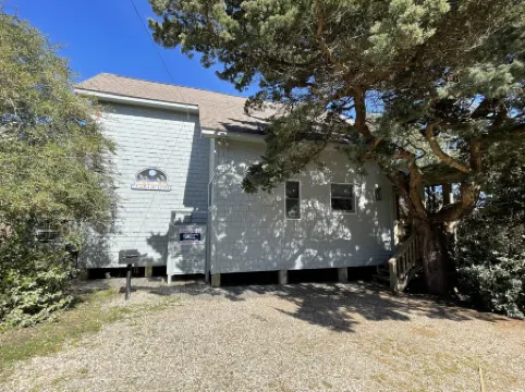 Charming Cottage Retreat with Sundeck and Screened Porch - Unique Getaway