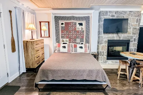 Stylish riverfront gem near town/hiking with pool & firepit  - dog-friendly Hotels in Blount County