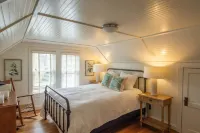 Charming Vintage Cottage - Ideal Downtown Getaway with Scenic Bliss