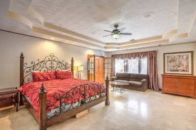 Private Massive Pool Home, Tennis Court, Basketball Court, and Game Room! Hotel a 