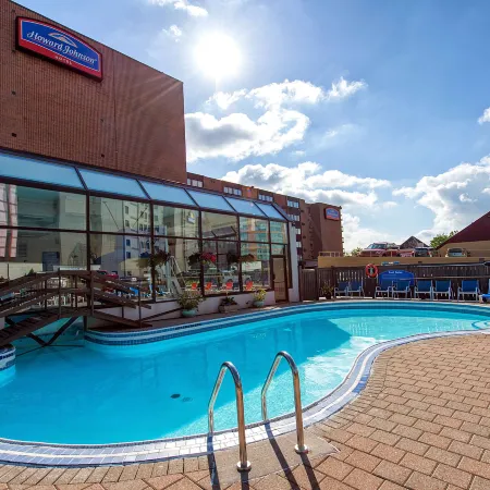 Howard Johnson Plaza by Wyndham by the Falls / Niagara Falls