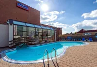 Howard Johnson Plaza by Wyndham by the Falls / Niagara Falls - piscina