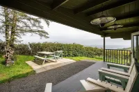 Private luxury log cabin with hot tub and stunning views!