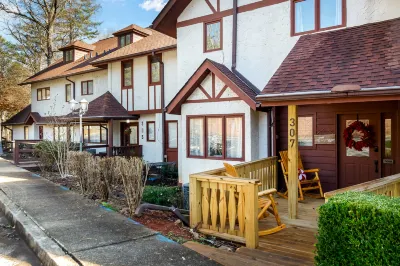 Luxurious Retreat - Game Room, Walk to Downtown, WiFi فنادق في هيلين