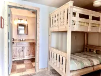 Private Patio with Breathtaking Valley Views - Stunning Lodge Hotels in Whitehall