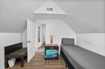 2nd-floor Retreat in Vibrant Detroit 2 Bedroom Hotels in der Nähe von ZAZA