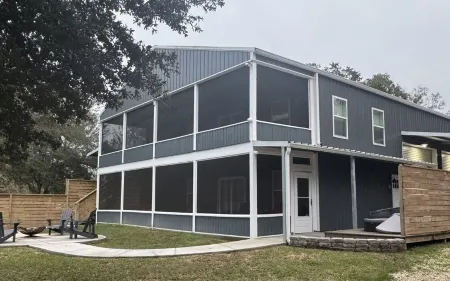 Downstairs Studio style apartment on the River