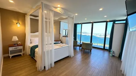Aden Butik Otel Отели рядом с достопримечательностью «Çeşme altinkum»