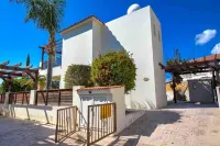 Coral Bay Villa - Sleeps 6 - Pool - Parking Hotels in Peyia