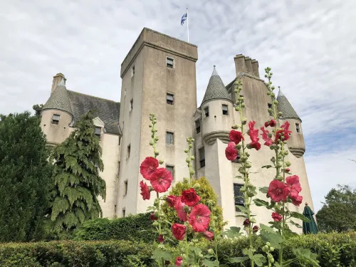 Leslie Castle - parking