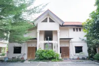 RedDoorz near Rumah Sakit Baptis Kediri Hotel dekat Sumber Dlopo, Ds. Karangrejo, Kec. Ngasem, Kab. Kediri