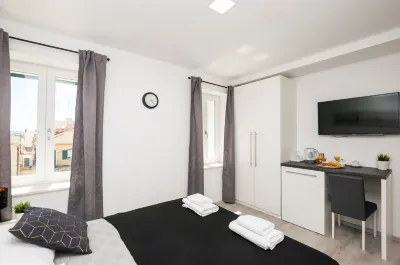 Apartments and Rooms Adriatic Suites Các khách sạn ở Lozovac