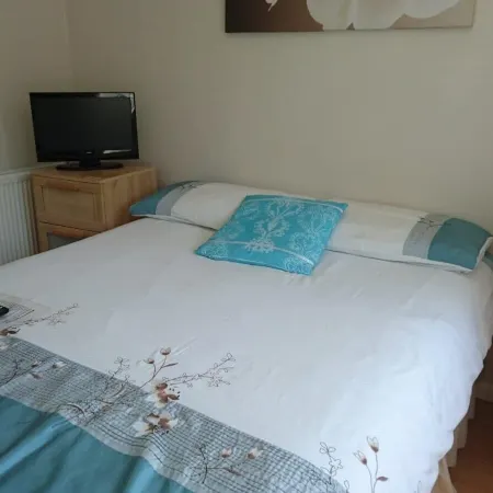 En Suite Shower Room Double Room with 1 Double Deyr