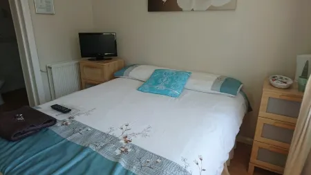 En Suite Shower Room Double Room with 1 Double Deyr