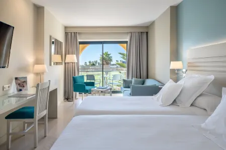 Barceló Costa Ballena Golf & Spa Отели рядом с достопримечательностью «Playa de la Costilla»