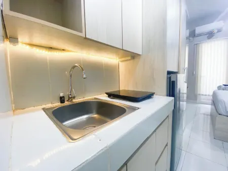 Elegant and Homey Studio at Amartha View Apartment Отели в г. Ngaliyan