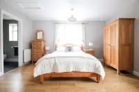 The Five Dials Inn Hotels in Chard