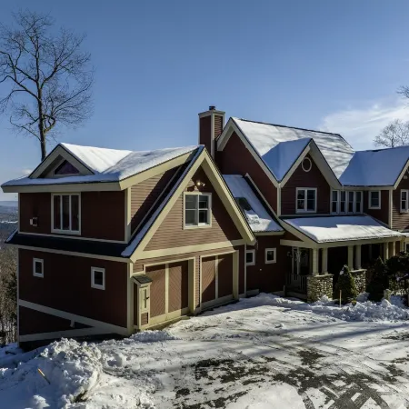 Luxury 6Br Solitude Ge- Indoor Bball Court, Private Tub 6 Bedroom Home by Redawning