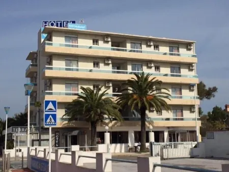 Le Galion Hotel et Restaurant Canet Plage - Logis Отели рядом с достопримечательностью «Le Bleu 'N' Blue»