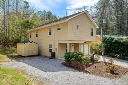 Fireflies and Moonshine Отели рядом с достопримечательностью «Little Mountain Church Village»