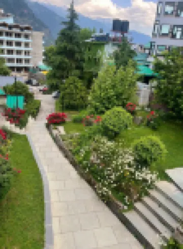 Tourist Hotel 10 Minutes Walking Distance from the Mall