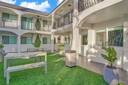 RA Suites by Designedvr Отели рядом с достопримечательностью «Laguna Bay Nursery Inc»