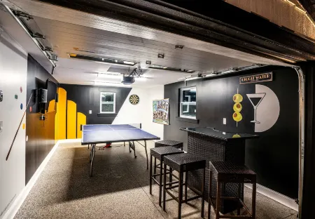 Gatsby Theme Near Downtown w Game Room, EV Charger Отели рядом с достопримечательностью «Galena Garlic Company»