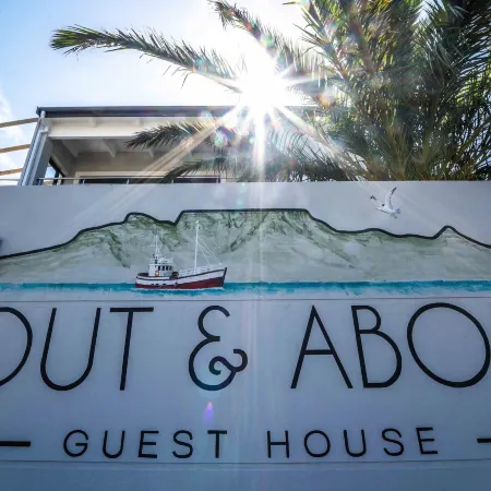 Hout & about Guest House Отели рядом с достопримечательностью «Гора Чапманс-Пик»
