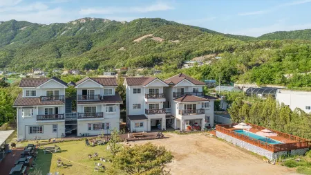 Ganghwa Rodemhouse Pension Отели рядом с достопримечательностью «Dongmak Beach»