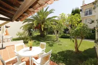 The Old Village, Prestige and Solar by Village 4U Hotel in zona Aquashow Park