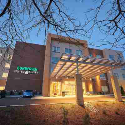 Gundersen Hotel & Suites Hotel Exterior