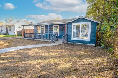 Stylish 4 Br2Ba Renovated Home Near Downtown Hotels near H-E-B