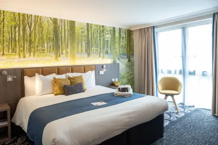 Burleigh Court Hotel and Leisure Отели рядом с достопримечательностью «New Life Community Church»